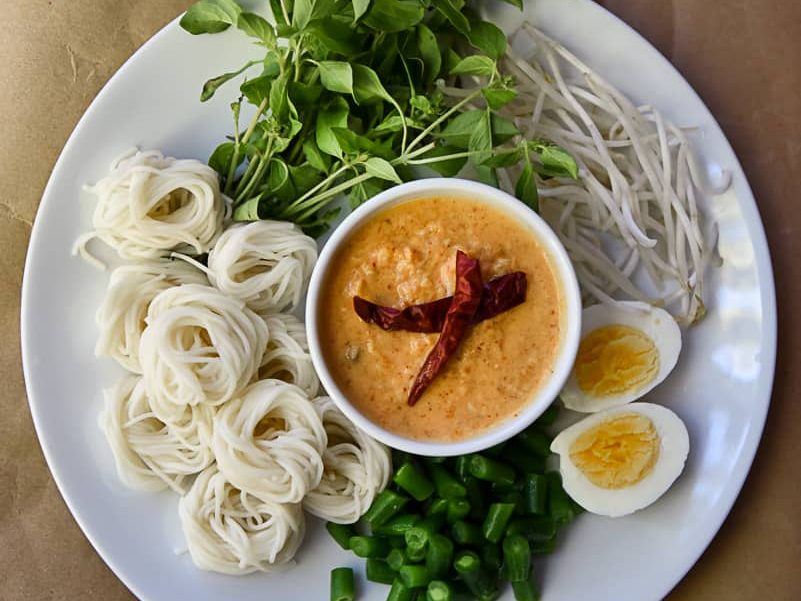 شعيرية بمرق كاري السمك (خانوم جين نام يا)